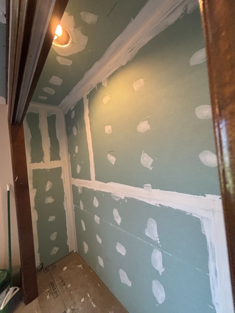 Drywall finishing in a closet alcove